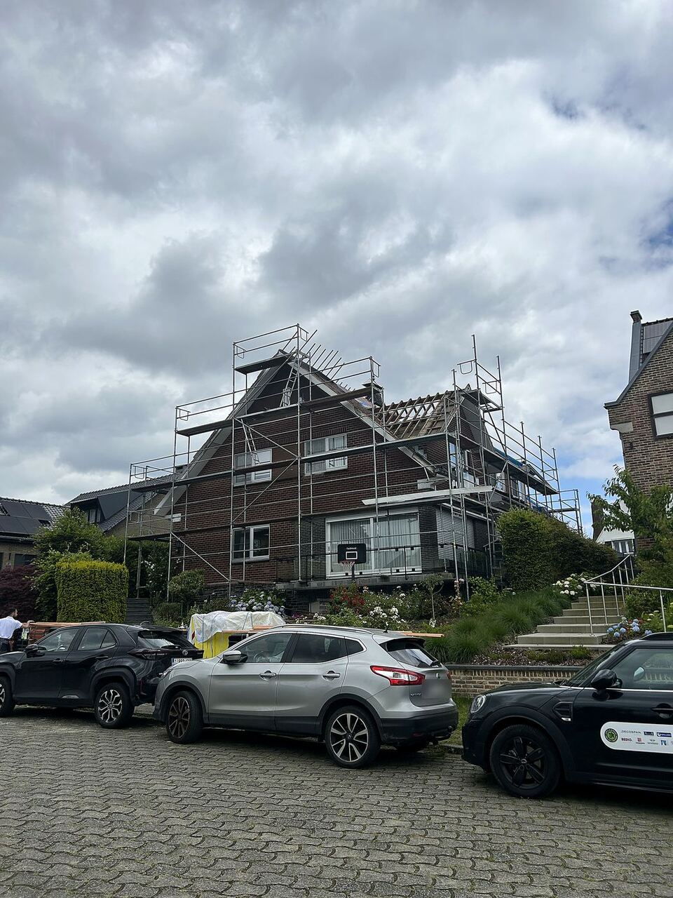 Toiture à Dilbeek pendant les travaux : charpente à nu et échafaudage
