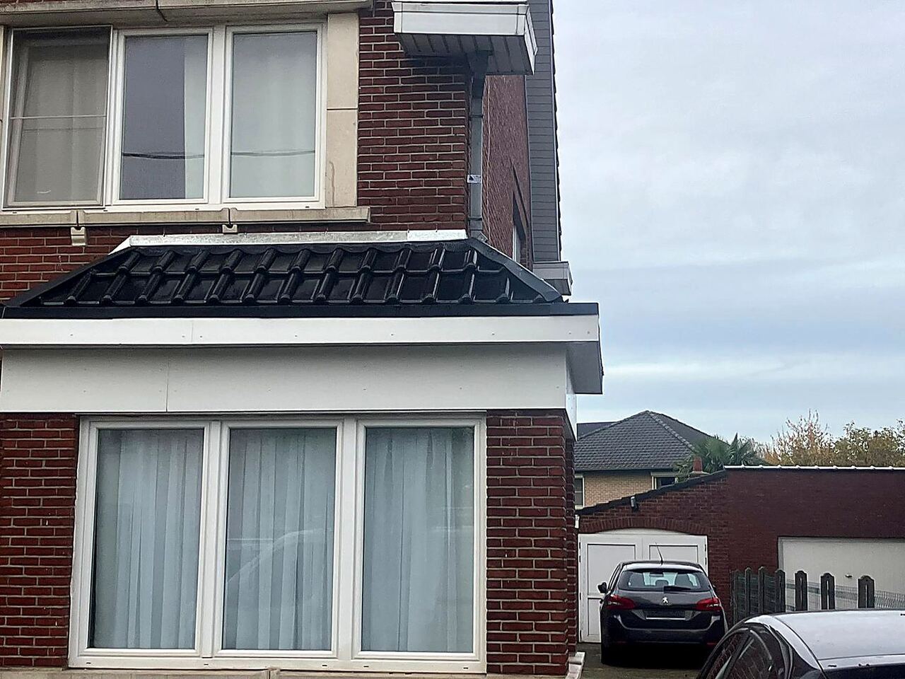 Toiture de bow-window à Zemst après rénovation : nouvelles tuiles noires